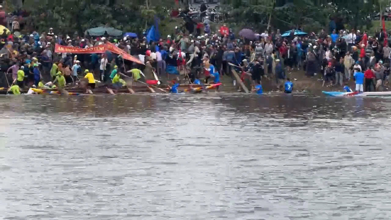 CLIP: C&aacute;c vận động vi&ecirc;n đ&aacute;nh nhau n&aacute;o loạn lễ hội đua ghe ở Huế- Ảnh 1.