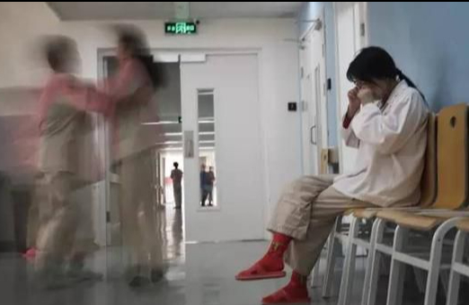 1 b&aacute;c sĩ n&oacute;i thẳng: 24 năm l&agrave;m việc trong ph&ograve;ng chăm s&oacute;c đặc biệt, t&ocirc;i th&agrave; nu&ocirc;i dạy một đứa con "chậm ph&aacute;t triển" một ch&uacute;t- Ảnh 1.