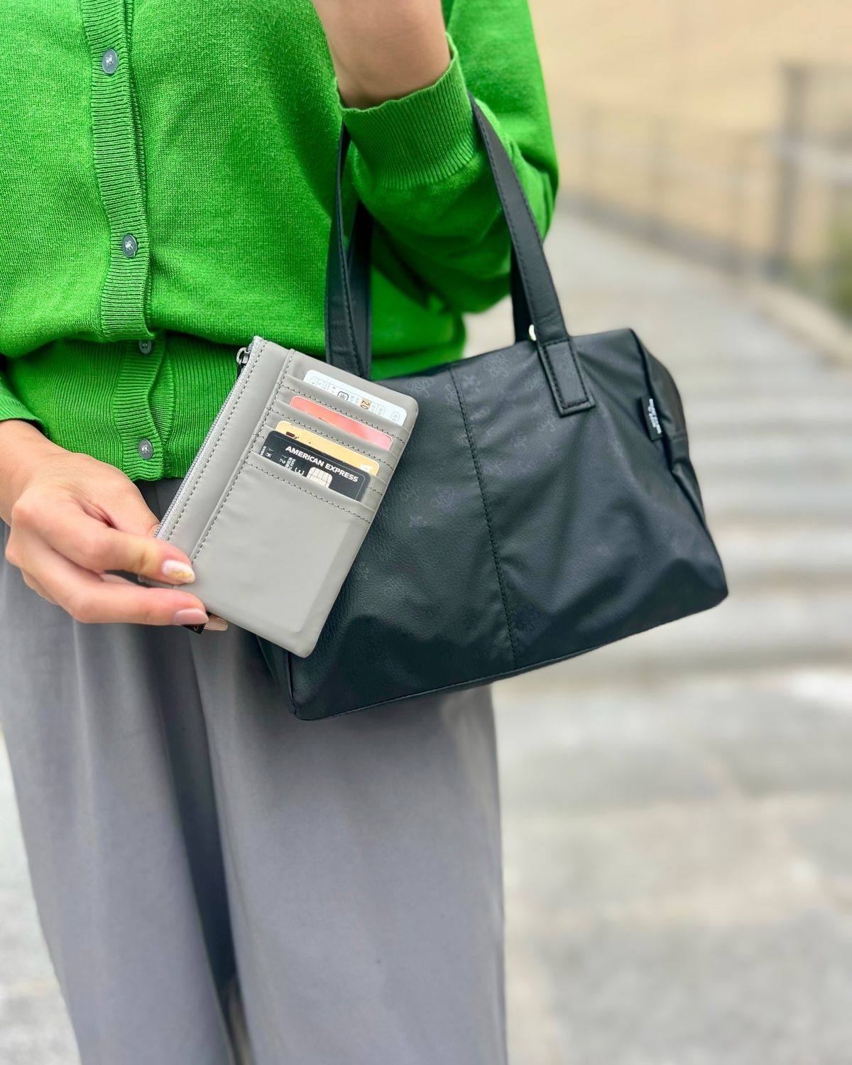 Phụ nữ 40+ n&ecirc;n bỏ 7 m&oacute;n n&agrave;y khỏi t&uacute;i x&aacute;ch - nhiều người đ&atilde; thử v&agrave; bất ngờ v&igrave; kết quả- Ảnh 2.