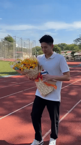 Video: &Aacute;nh Vi&ecirc;n phản ứng cười ngất khi em trai Quang Thuấn mang hoa c&ugrave;ng HCV SEA Games về mừng chị nhận bằng Thạc sĩ- Ảnh 1.