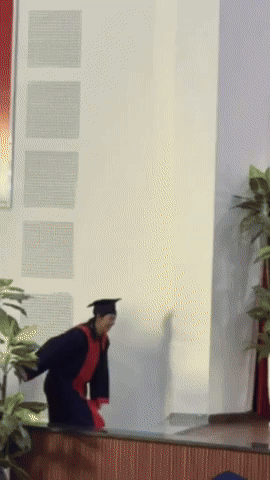 Video: &Aacute;nh Vi&ecirc;n phản ứng cười ngất khi em trai Quang Thuấn mang hoa c&ugrave;ng HCV SEA Games về mừng chị nhận bằng Thạc sĩ- Ảnh 2.