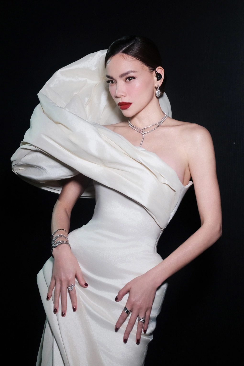 Hồ Ngọc H&agrave; đẹp "ph&aacute;t s&aacute;ng" tr&ecirc;n s&acirc;n khấu Miss Cosmo 2025, mẹ 3 con c&oacute; kiểu ăn ti&ecirc;u mỡ thế n&agrave;y c&ograve;n l&acirc;u mới chịu gi&agrave; chịu xấu!- Ảnh 1.