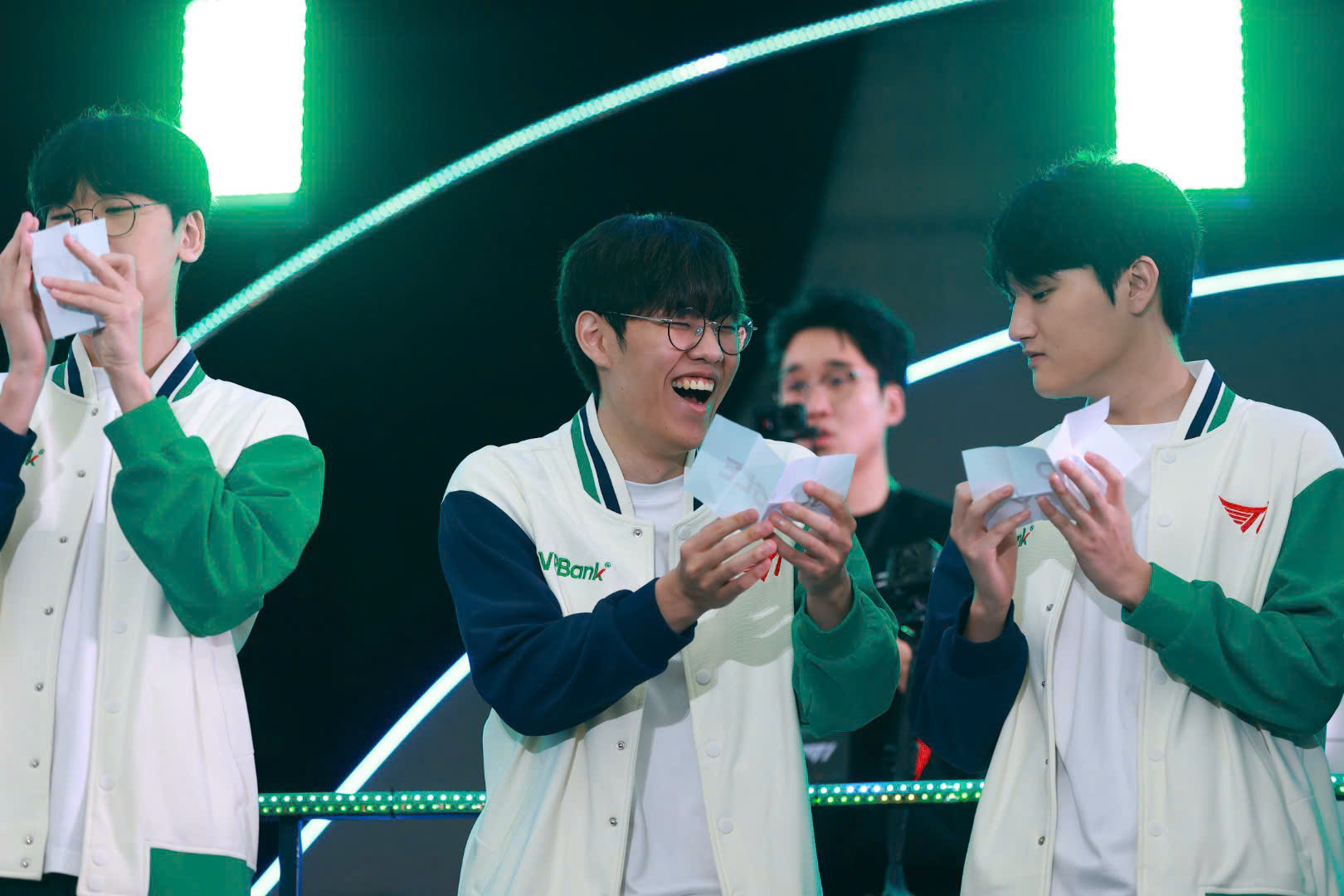 Faker ch&agrave;o &ldquo;T&ecirc; Con&rdquo; bằng tiếng Việt, fan &ldquo;sĩ hết đời&rdquo;- Ảnh 3.