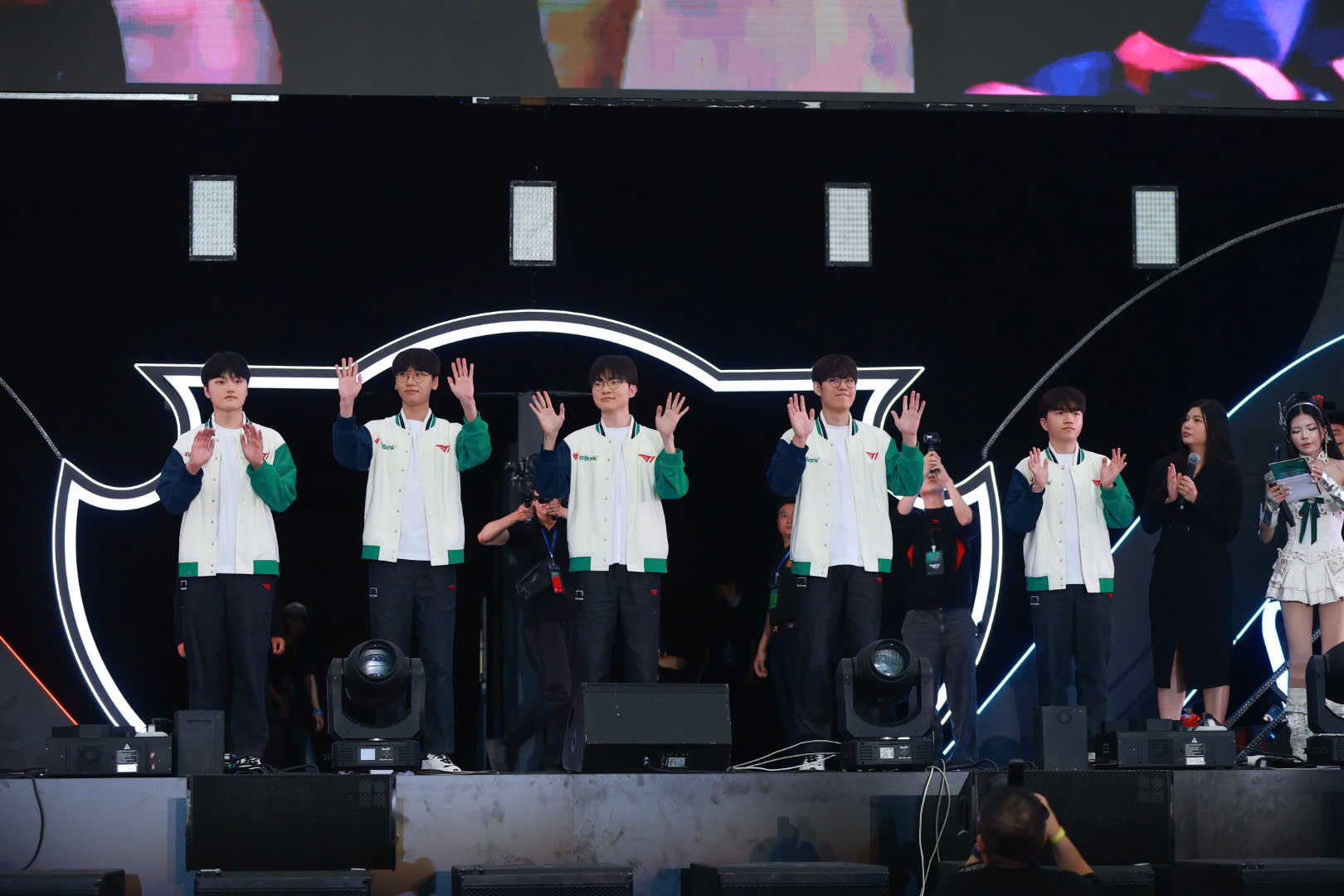 Faker ch&agrave;o &ldquo;T&ecirc; Con&rdquo; bằng tiếng Việt, fan &ldquo;sĩ hết đời&rdquo;- Ảnh 1.