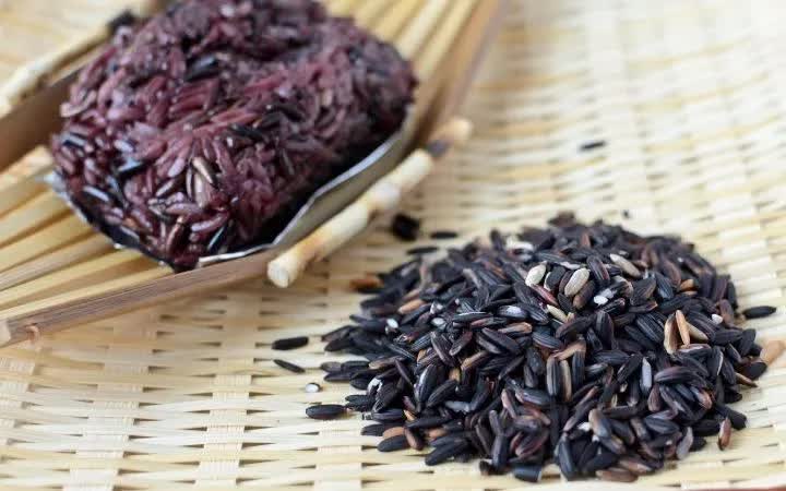 Ph&acirc;n biệt gạo lứt đen v&agrave; gạo nếp cẩm: Lựa chọn ph&ugrave; hợp cho từng mục ti&ecirc;u sức khỏe- Ảnh 1.