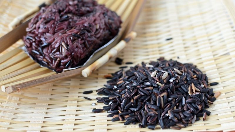 Ph&acirc;n biệt gạo lứt đen v&agrave; gạo nếp cẩm: Lựa chọn ph&ugrave; hợp cho từng mục ti&ecirc;u sức khỏe- Ảnh 2.