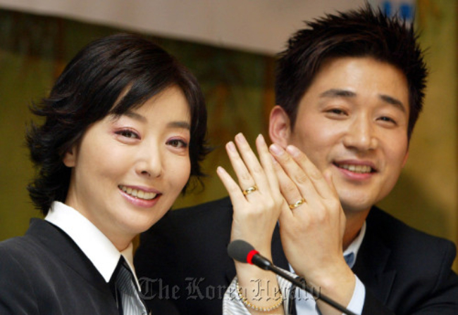 Cặp đ&ocirc;i diễn vi&ecirc;n ly h&ocirc;n bỗng t&aacute;i hợp ở nơi kh&ocirc;ng ngờ sau 10 năm, đ&agrave;ng g&aacute;i sượng người thấy chồng cũ &acirc;u yếm người kh&aacute;c- Ảnh 3.