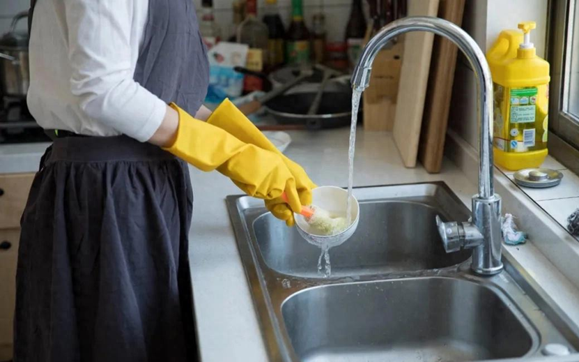 Rửa b&aacute;t kiểu n&agrave;y chẳng kh&aacute;c n&agrave;o "ăn thuốc độc": 4 th&oacute;i quen sai lầm m&agrave; rất nhiều gia đ&igrave;nh đang mắc phải- Ảnh 1.