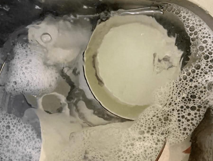 Rửa b&aacute;t kiểu n&agrave;y chẳng kh&aacute;c n&agrave;o "ăn thuốc độc": 4 th&oacute;i quen sai lầm m&agrave; rất nhiều gia đ&igrave;nh đang mắc phải- Ảnh 3.