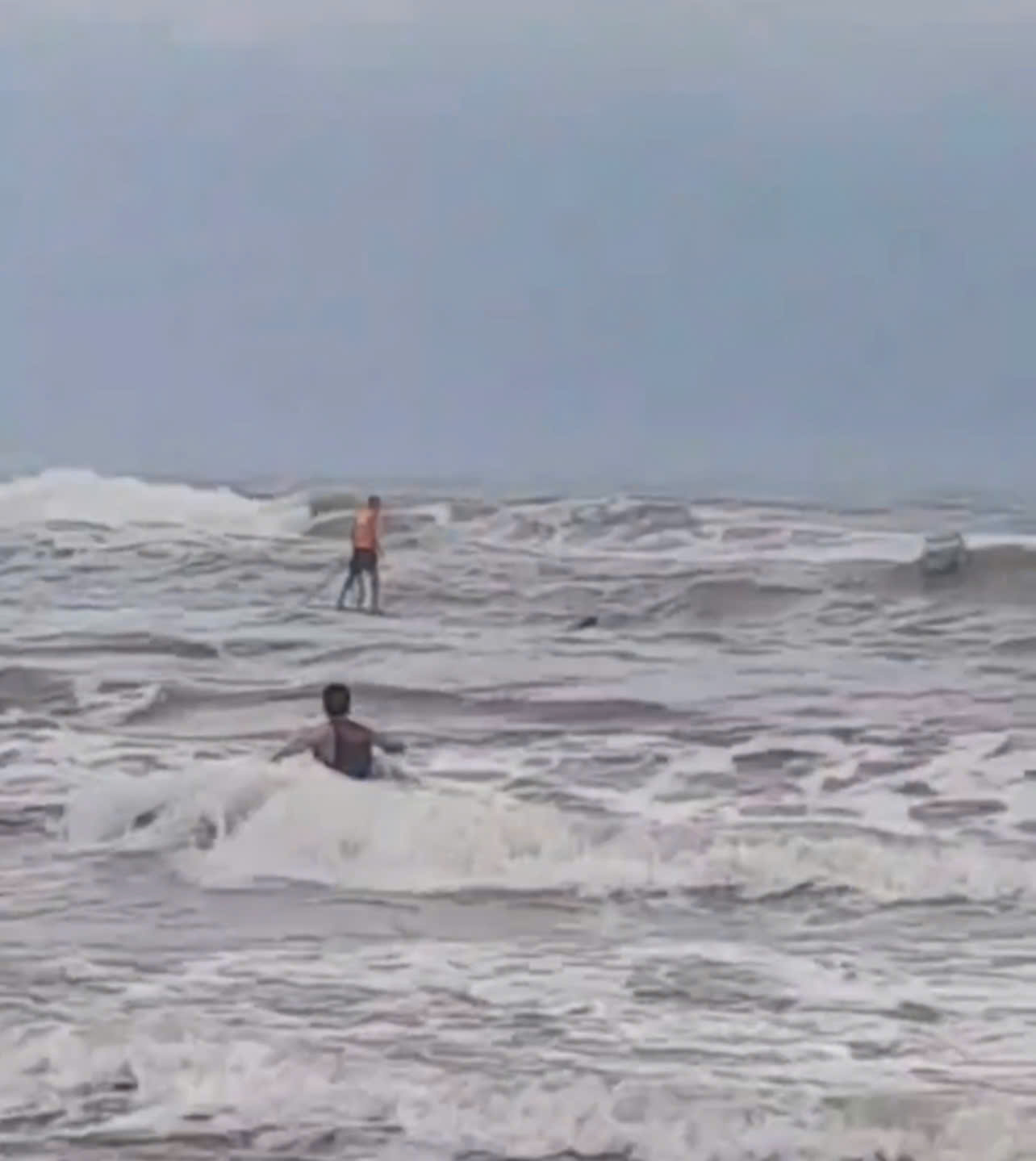 Huế: Livestream k&ecirc;u gọi d&acirc;n l&agrave;ng ra cứu nạn ngư d&acirc;n bị lật thuyền- Ảnh 1.