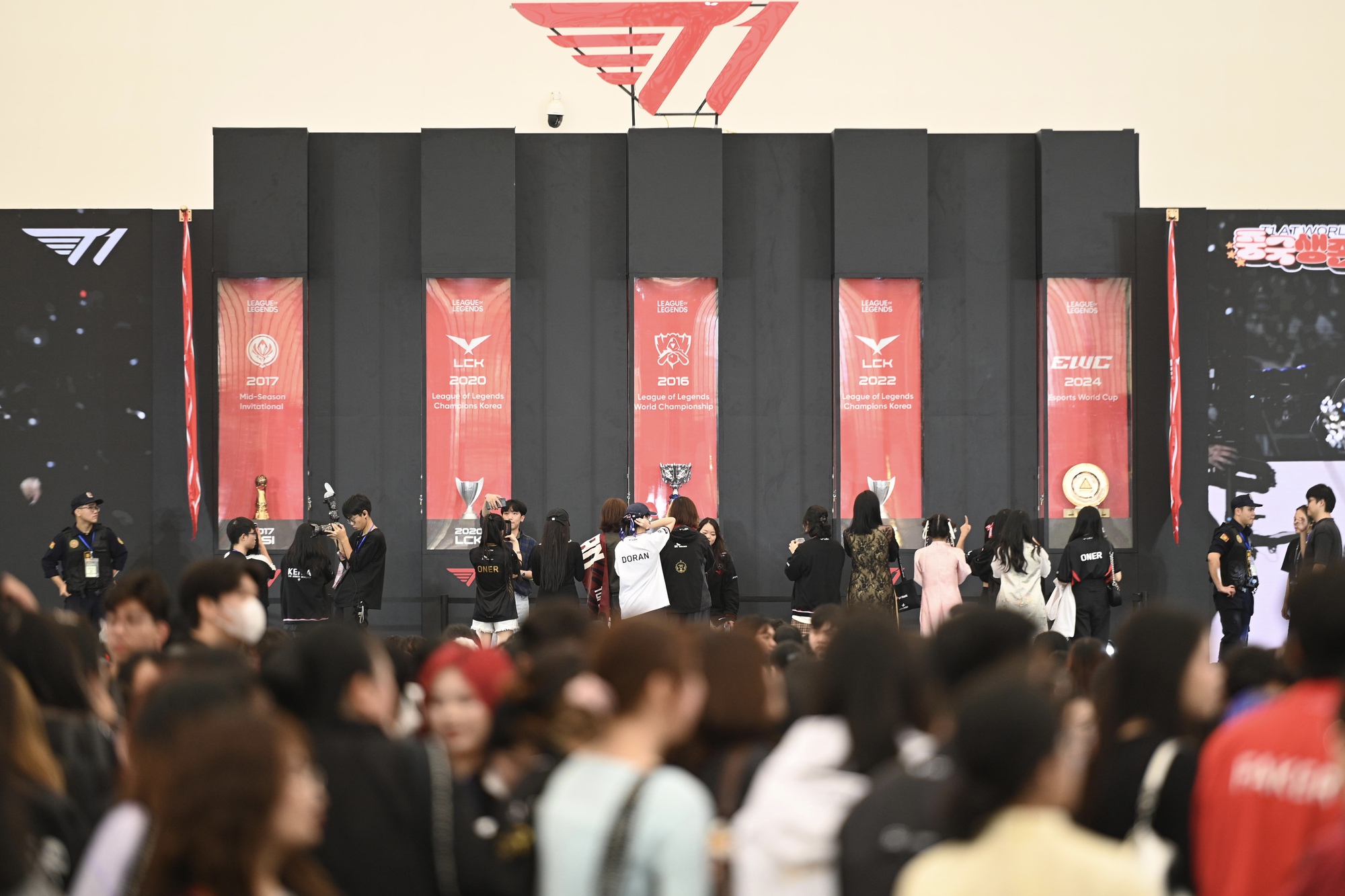 G&aacute;i xinh "T&ecirc; Con" chiếm s&oacute;ng sự kiện T1 đến Việt Nam: C&oacute; cả fan nữ mặc v&aacute;y cưới đu idol- Ảnh 1.