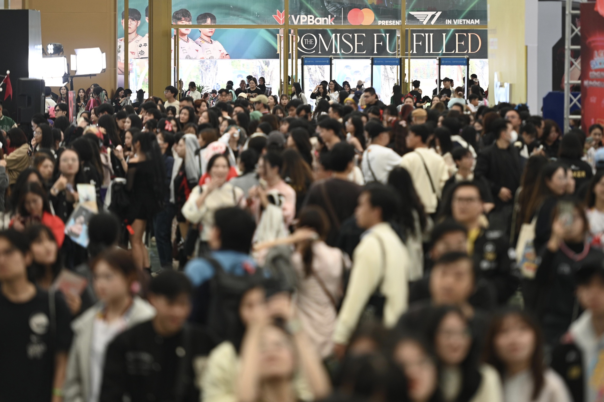 G&aacute;i xinh "T&ecirc; Con" chiếm s&oacute;ng sự kiện T1 đến Việt Nam: C&oacute; cả fan nữ mặc v&aacute;y cưới đu idol- Ảnh 7.