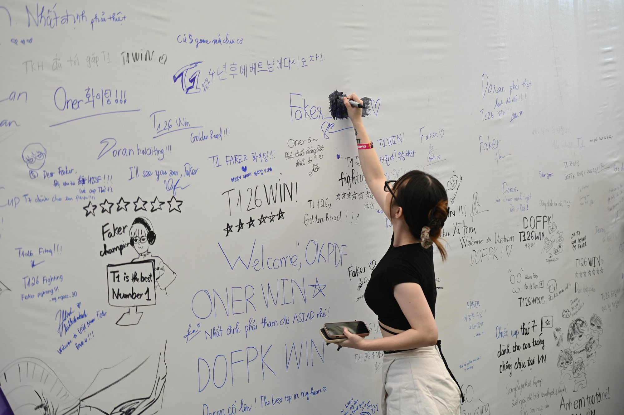 G&aacute;i xinh "T&ecirc; Con" chiếm s&oacute;ng sự kiện T1 đến Việt Nam: C&oacute; cả fan nữ mặc v&aacute;y cưới đu idol- Ảnh 8.