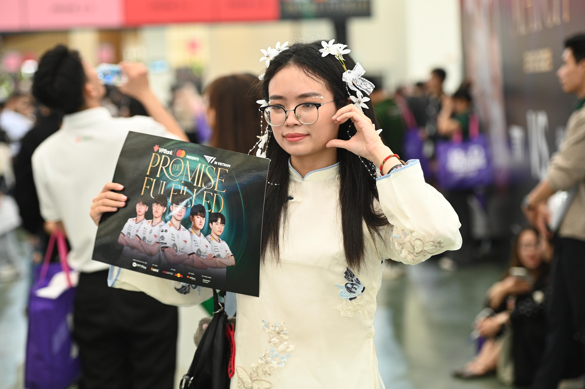 G&aacute;i xinh "T&ecirc; Con" chiếm s&oacute;ng sự kiện T1 đến Việt Nam: C&oacute; cả fan nữ mặc v&aacute;y cưới đu idol- Ảnh 9.
