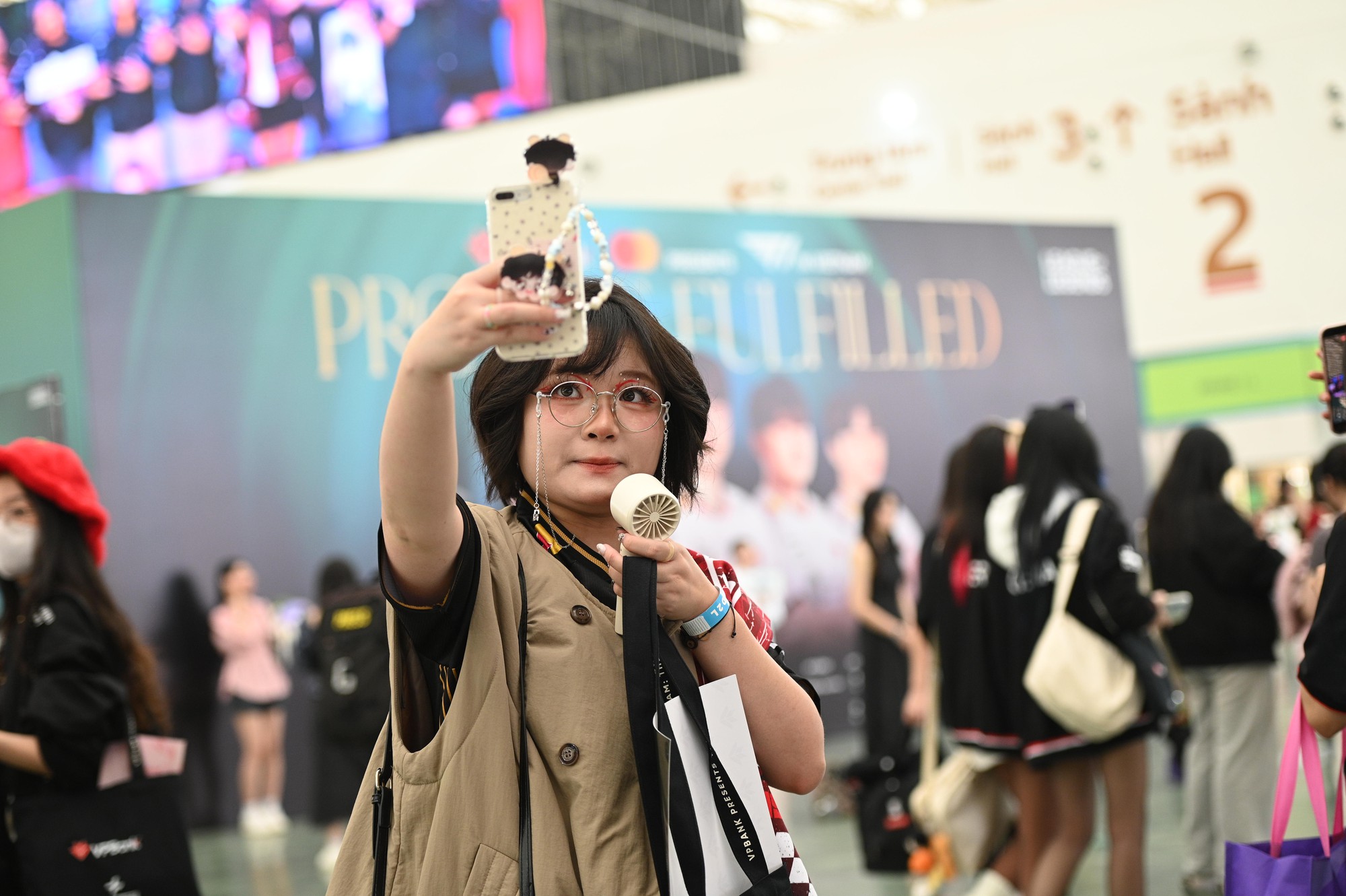 G&aacute;i xinh "T&ecirc; Con" chiếm s&oacute;ng sự kiện T1 đến Việt Nam: C&oacute; cả fan nữ mặc v&aacute;y cưới đu idol- Ảnh 10.