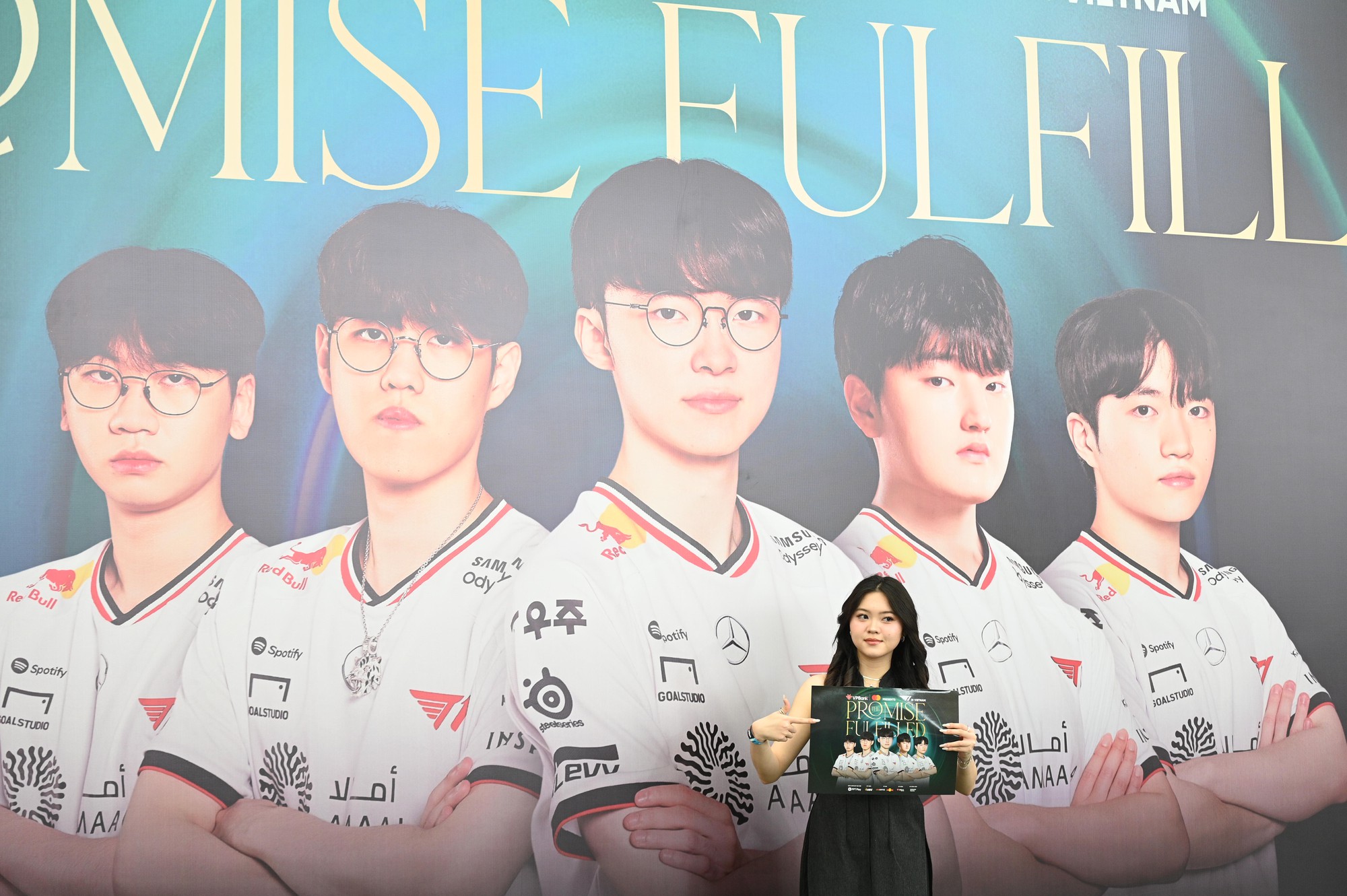 G&aacute;i xinh "T&ecirc; Con" chiếm s&oacute;ng sự kiện T1 đến Việt Nam: C&oacute; cả fan nữ mặc v&aacute;y cưới đu idol- Ảnh 11.