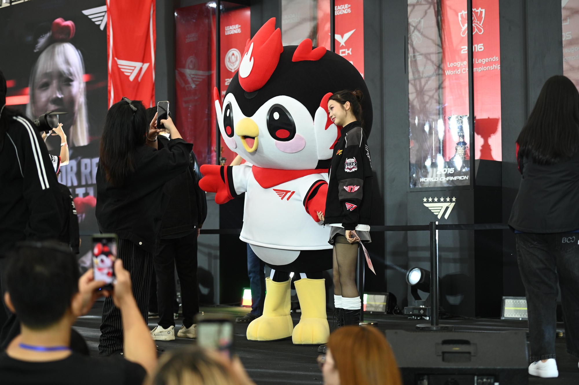 G&aacute;i xinh "T&ecirc; Con" chiếm s&oacute;ng sự kiện T1 đến Việt Nam: C&oacute; cả fan nữ mặc v&aacute;y cưới đu idol- Ảnh 2.