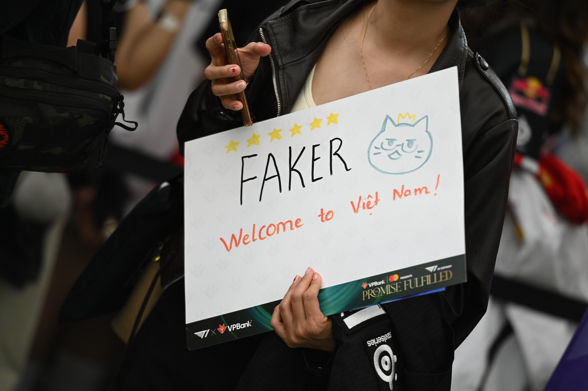 G&aacute;i xinh "T&ecirc; Con" chiếm s&oacute;ng sự kiện T1 đến Việt Nam: C&oacute; cả fan nữ mặc v&aacute;y cưới đu idol- Ảnh 3.