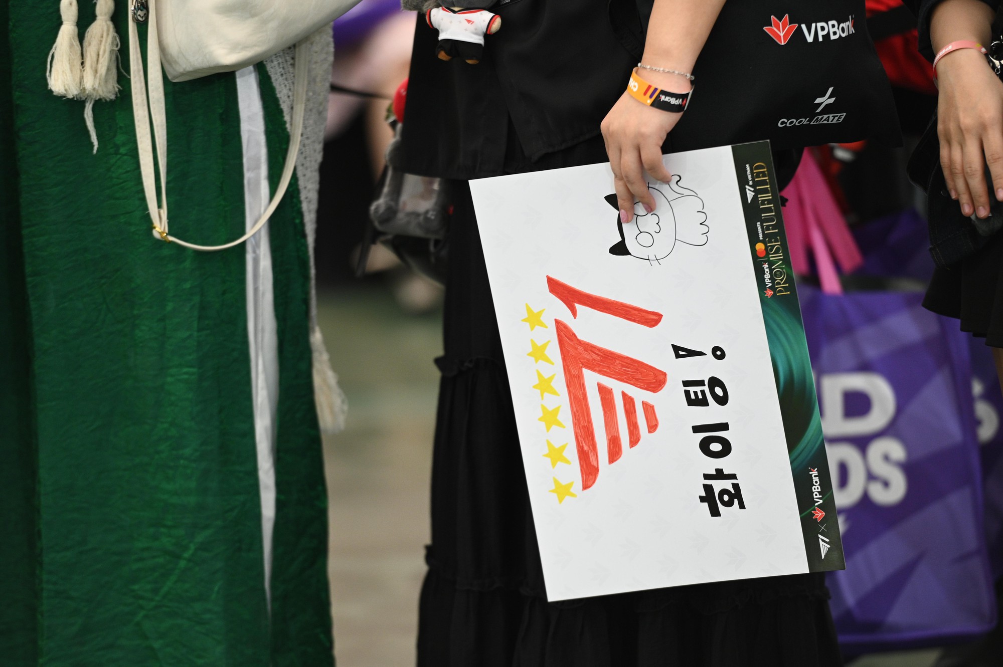 G&aacute;i xinh "T&ecirc; Con" chiếm s&oacute;ng sự kiện T1 đến Việt Nam: C&oacute; cả fan nữ mặc v&aacute;y cưới đu idol- Ảnh 4.