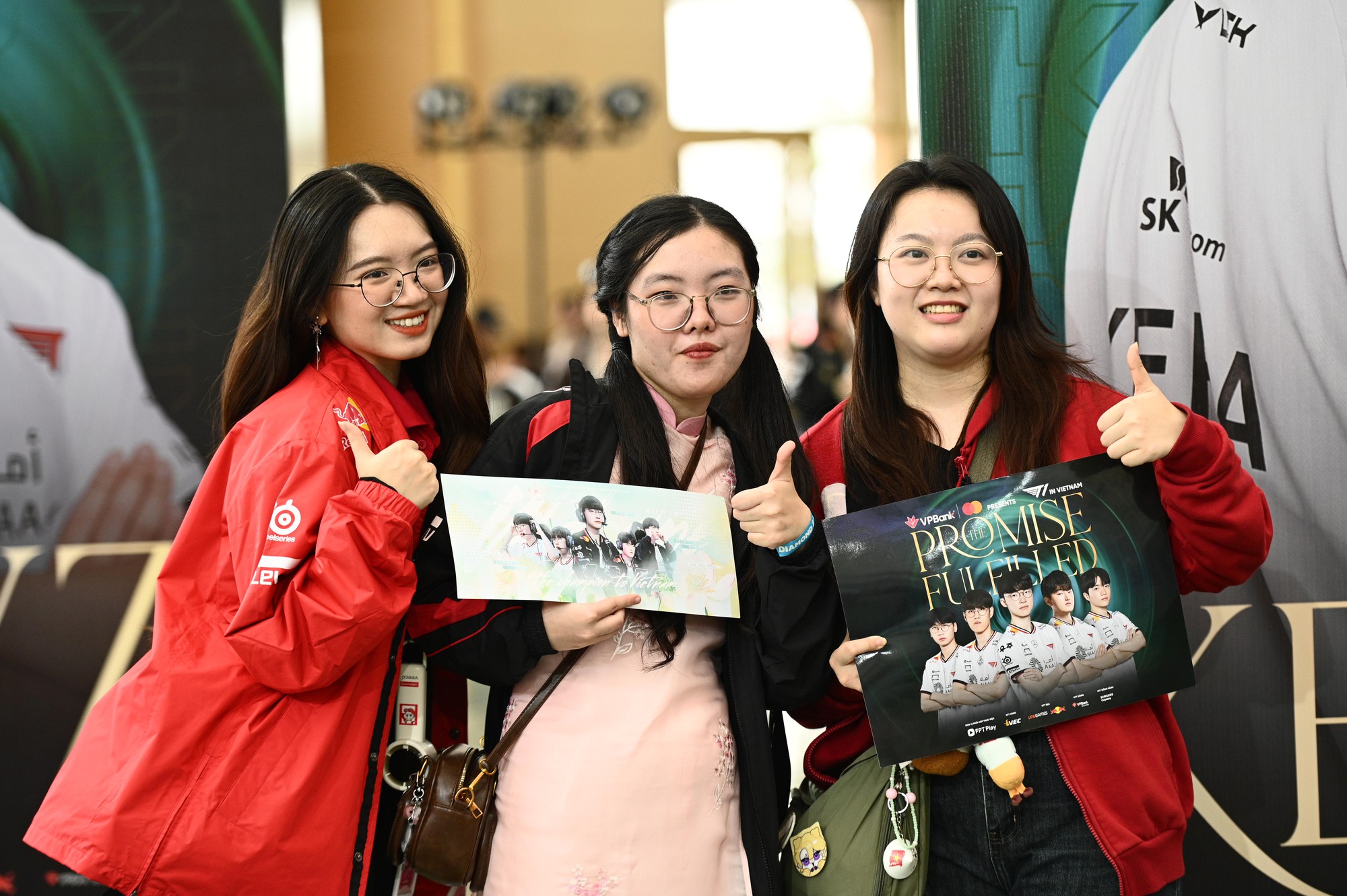 G&aacute;i xinh "T&ecirc; Con" chiếm s&oacute;ng sự kiện T1 đến Việt Nam: C&oacute; cả fan nữ mặc v&aacute;y cưới đu idol- Ảnh 5.