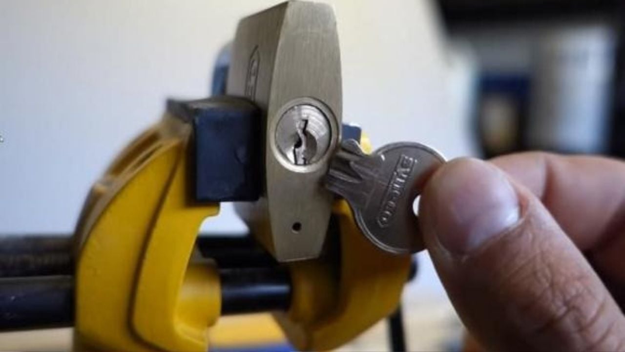 90% người d&ugrave;ng kh&ocirc;ng biết c&ocirc;ng dụng của chiếc lỗ nhỏ tr&ecirc;n ổ kho&aacute;- Ảnh 1.