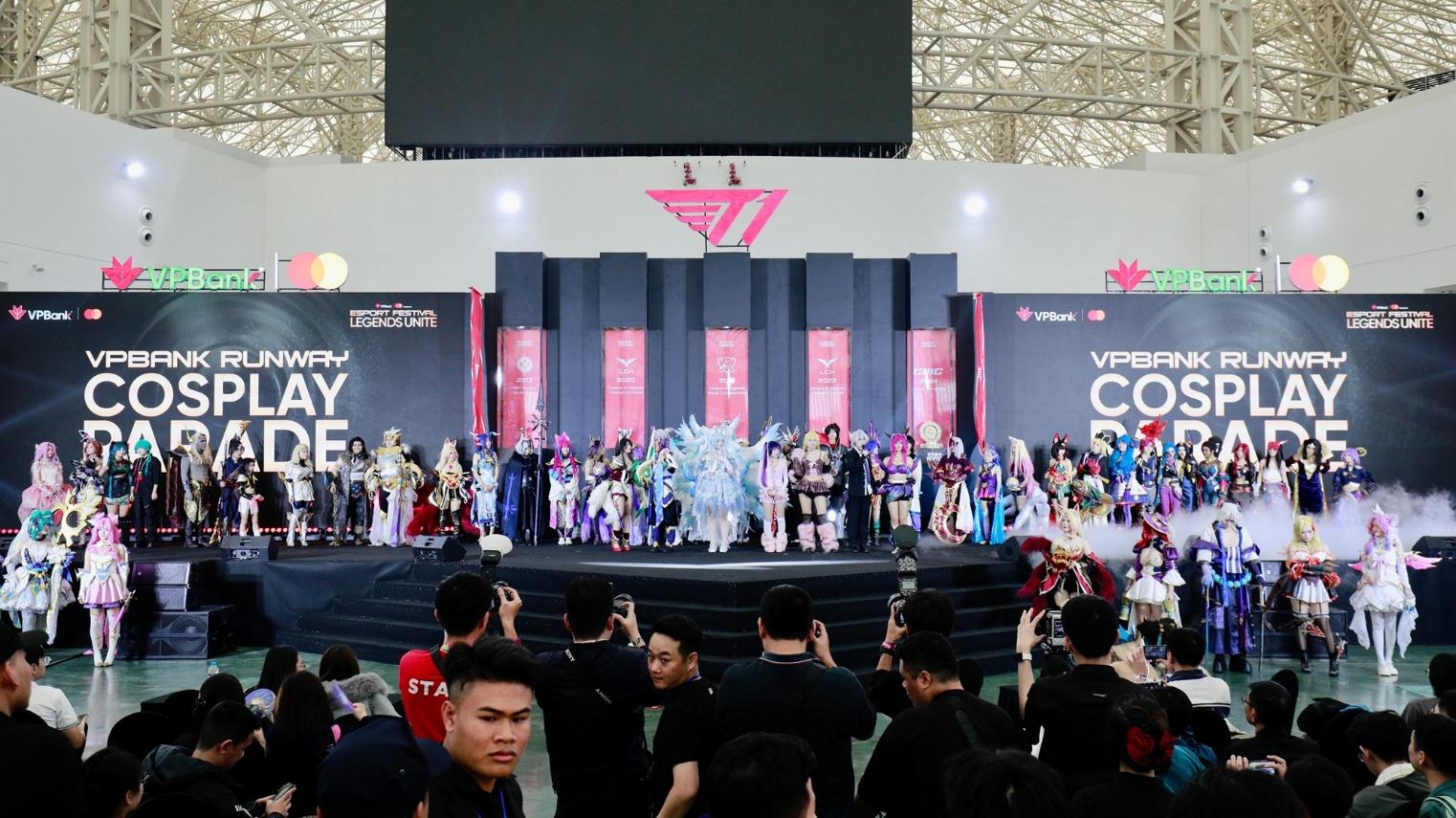 Khi c&aacute;c nh&acirc;n vật Li&ecirc;n Minh Huyền Thoại bước ra đời thực tại VPBank Runway Cosplay Contest- Ảnh 1.