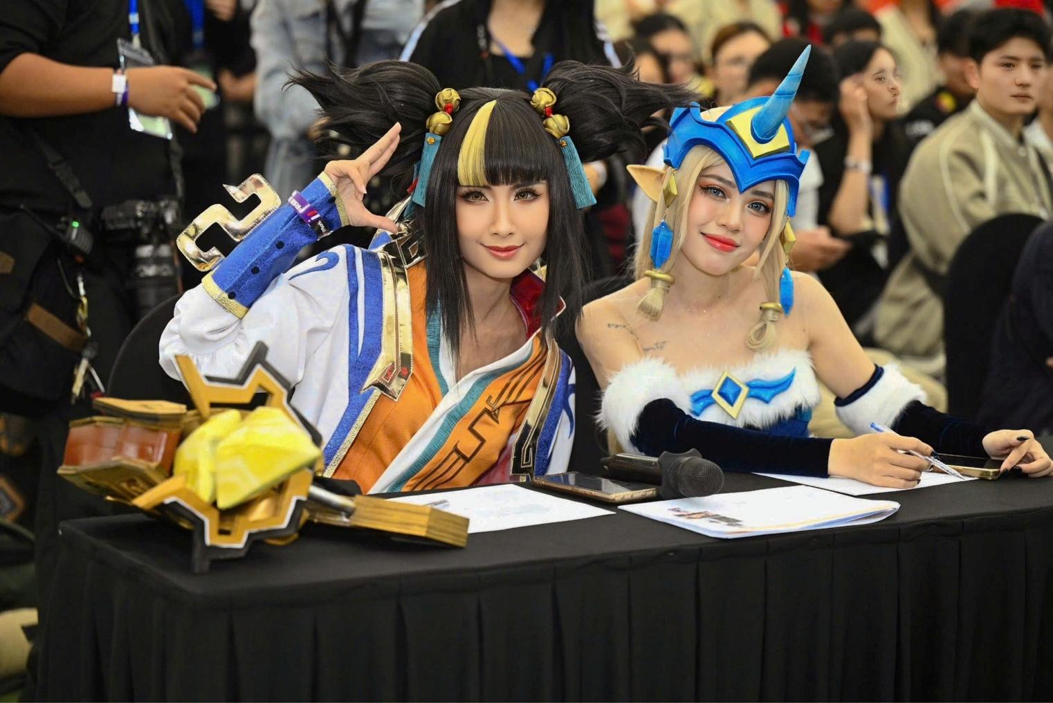 Khi c&aacute;c nh&acirc;n vật Li&ecirc;n Minh Huyền Thoại bước ra đời thực tại VPBank Runway Cosplay Contest- Ảnh 2.