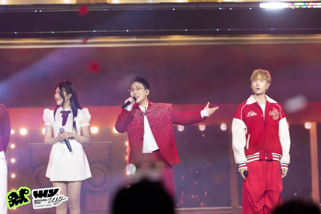 Kai Đinh - Ninh Dương Story c&ugrave;ng loạt nghệ sĩ &ldquo;rủ nhau&rdquo; đ&oacute;n Gi&aacute;ng sinh tại WeYoung khiến kh&aacute;n giả kh&ocirc;ng muốn về!- Ảnh 6.