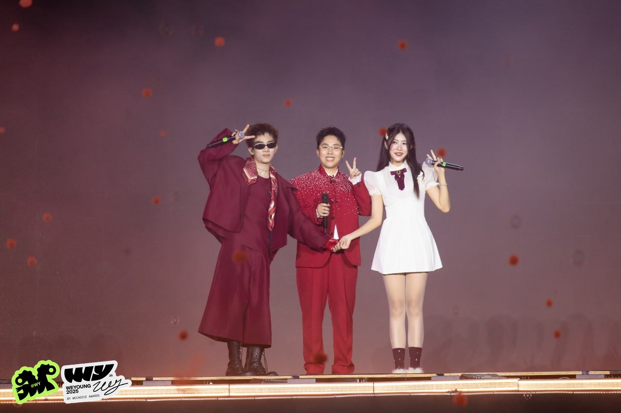 Kai Đinh - Ninh Dương Story c&ugrave;ng loạt nghệ sĩ &ldquo;rủ nhau&rdquo; đ&oacute;n Gi&aacute;ng sinh tại WeYoung khiến kh&aacute;n giả kh&ocirc;ng muốn về!- Ảnh 5.