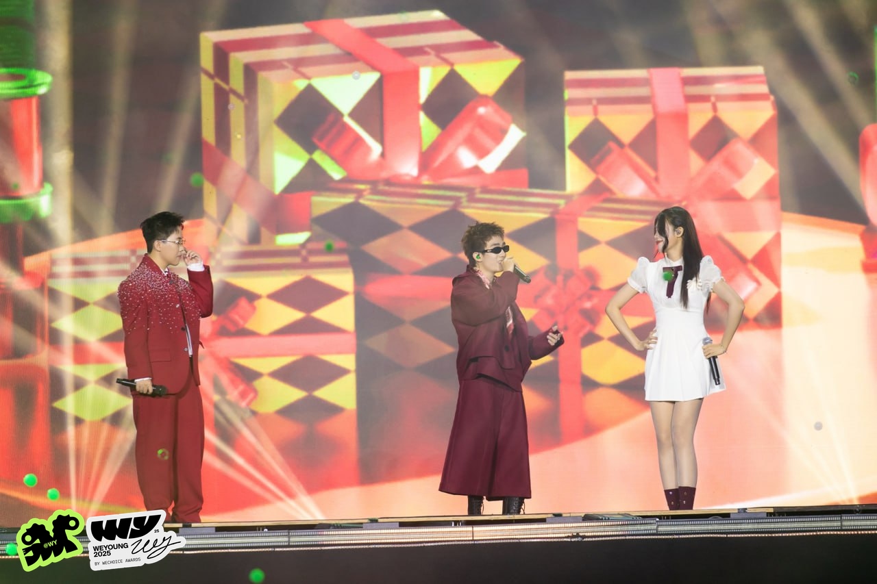 Kai Đinh - Ninh Dương Story c&ugrave;ng loạt nghệ sĩ &ldquo;rủ nhau&rdquo; đ&oacute;n Gi&aacute;ng sinh tại WeYoung khiến kh&aacute;n giả kh&ocirc;ng muốn về!- Ảnh 4.