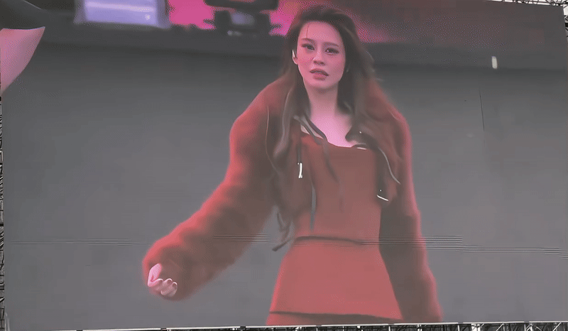 C&acirc;m n&iacute;n trước nữ thần Vpop 36 tuổi vẫn đẹp chấp 10 Hoa hậu, hạ gục 60.000 người- Ảnh 3.