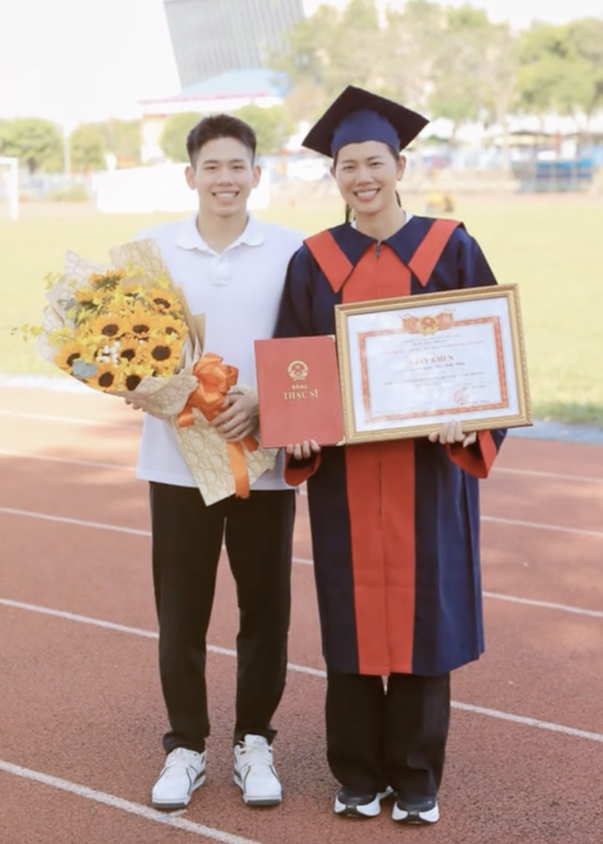 Video: &Aacute;nh Vi&ecirc;n phản ứng cười ngất khi em trai Quang Thuấn mang hoa c&ugrave;ng HCV SEA Games về mừng chị nhận bằng Thạc sĩ- Ảnh 3.