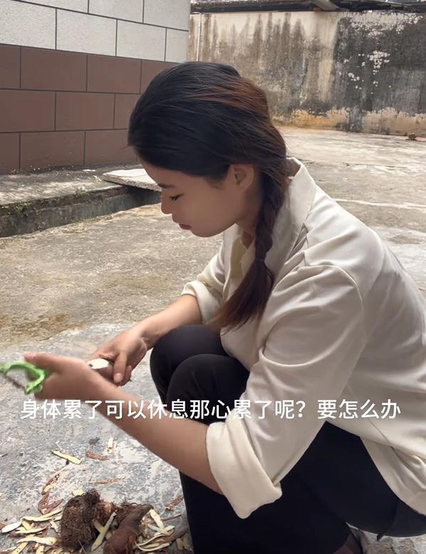 Mất việc ở tuổi 24, c&ocirc; g&aacute;i trở về qu&ecirc; nhưng lại sớm x&aacute;ch vali rời nh&agrave; v&igrave; một sự thật đau l&ograve;ng- Ảnh 1.