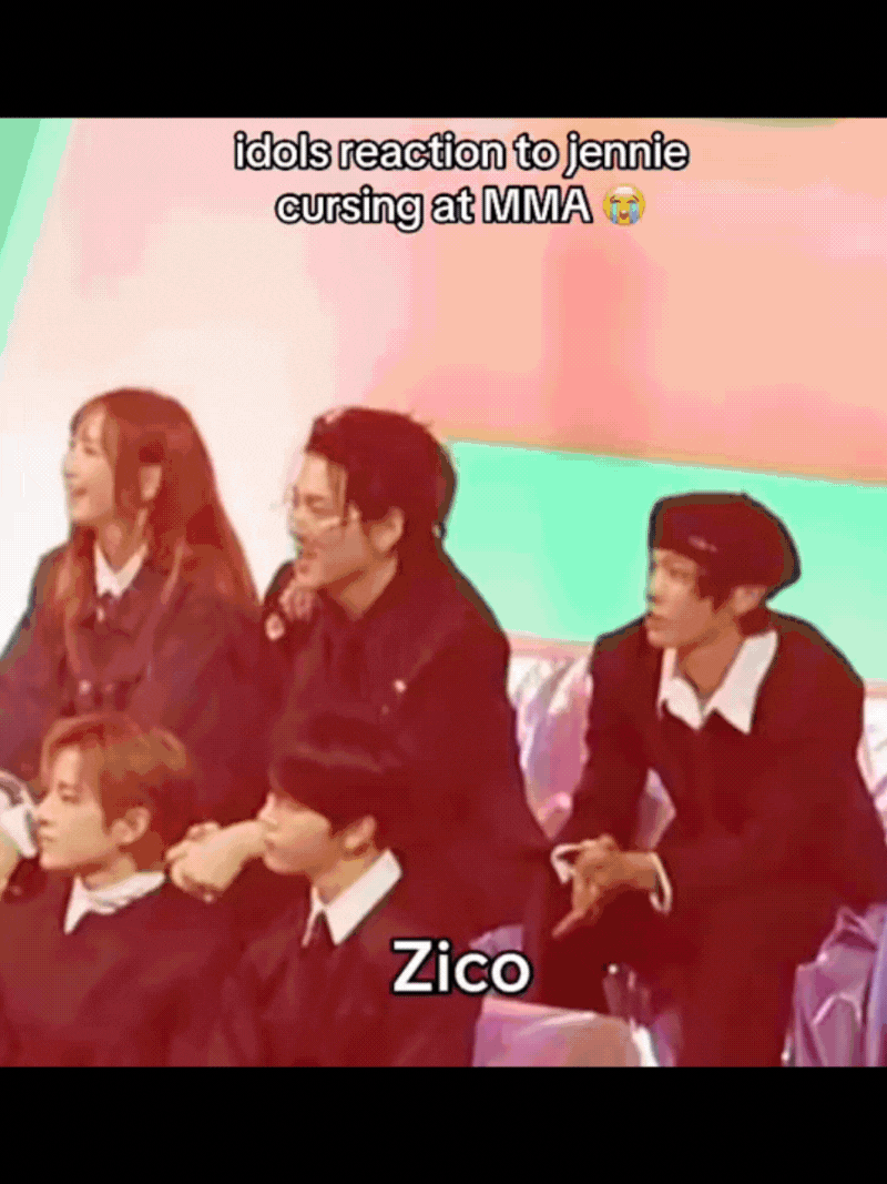 Jennie "mỏ hỗn" ngay s&acirc;n khấu lễ trao giải, loạt idol d&otilde;i theo mới sốc- Ảnh 1.