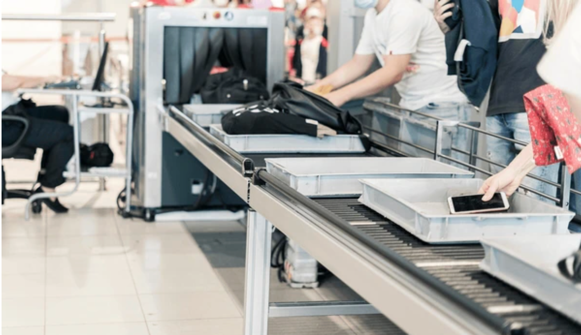 Cảnh b&aacute;o gấp cho ai c&ograve;n để CCCD trực tiếp l&ecirc;n khay soi an ninh s&acirc;n bay- Ảnh 1.