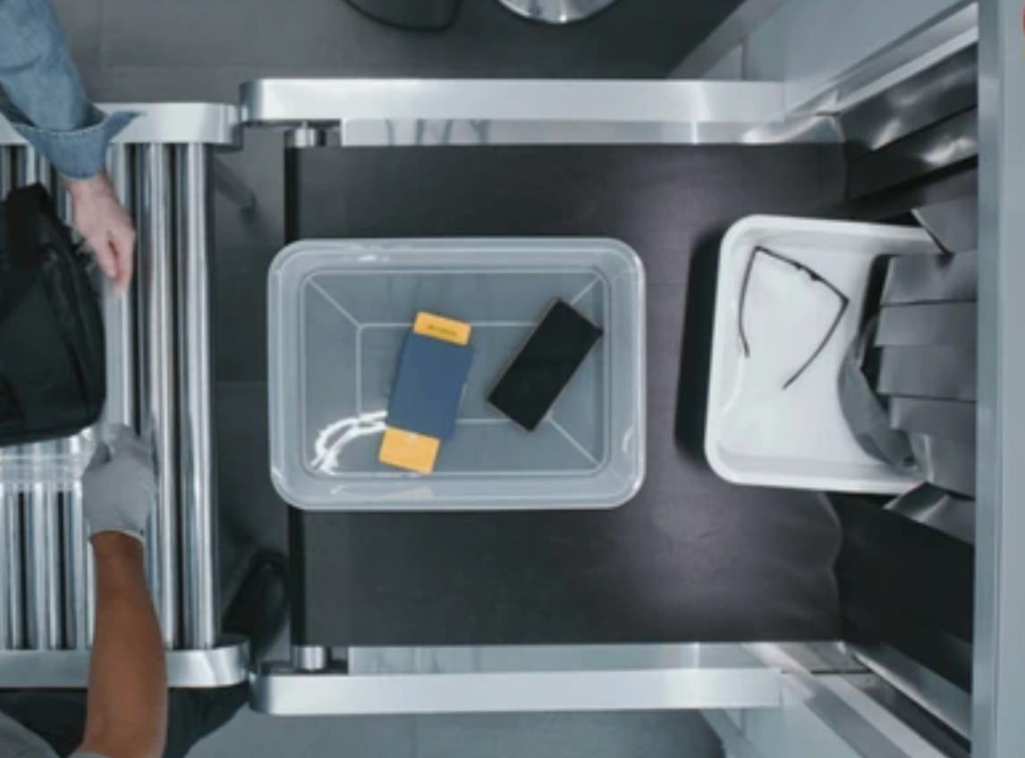 Cảnh b&aacute;o gấp cho ai c&ograve;n để CCCD trực tiếp l&ecirc;n khay soi an ninh s&acirc;n bay- Ảnh 2.