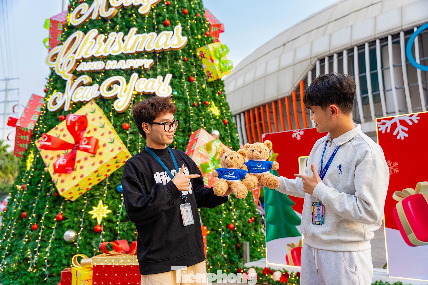 Xếp h&agrave;ng xuy&ecirc;n đ&ecirc;m check-in c&acirc;y th&ocirc;ng Noel cao bằng t&ograve;a nh&agrave; 3 tầng ở H&agrave; Nội- Ảnh 7.