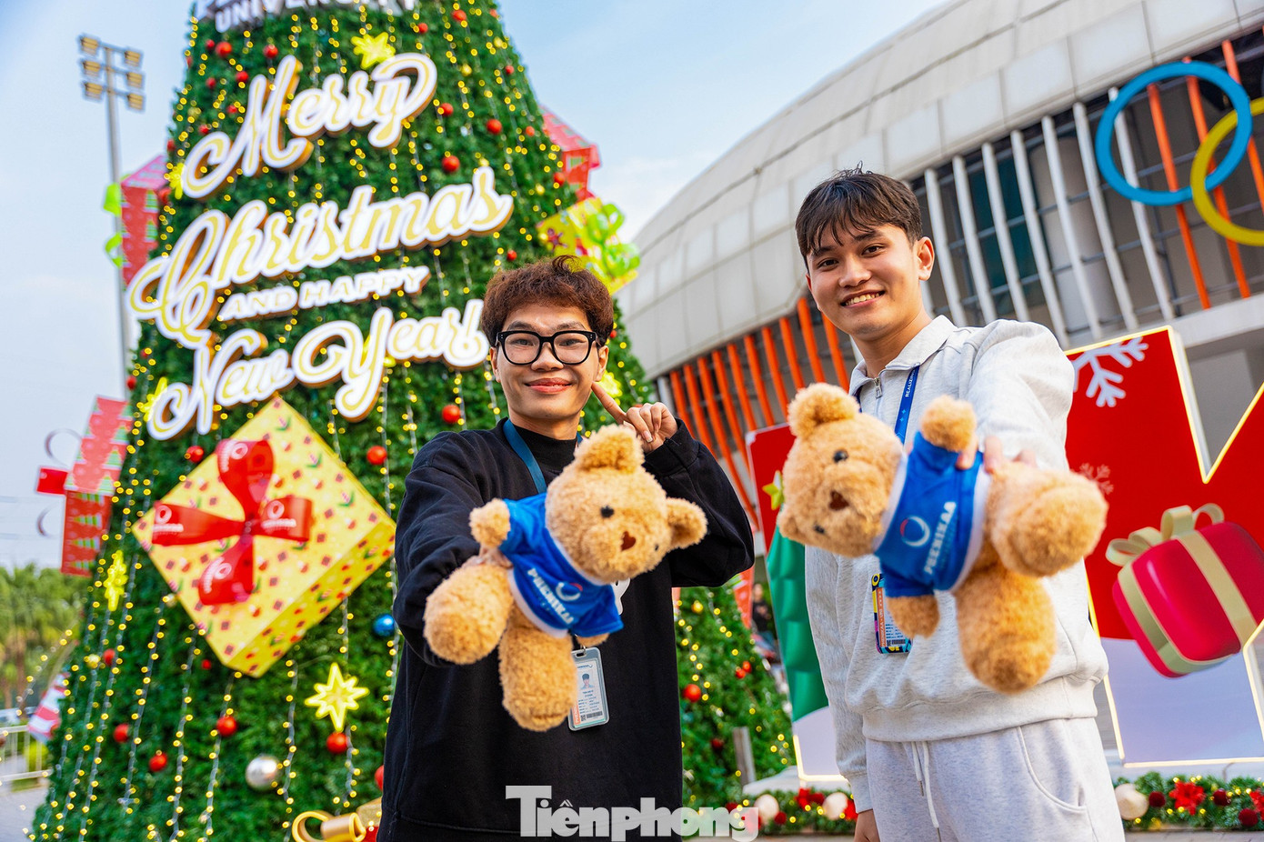 Xếp h&agrave;ng xuy&ecirc;n đ&ecirc;m check-in c&acirc;y th&ocirc;ng Noel cao bằng t&ograve;a nh&agrave; 3 tầng ở H&agrave; Nội- Ảnh 6.