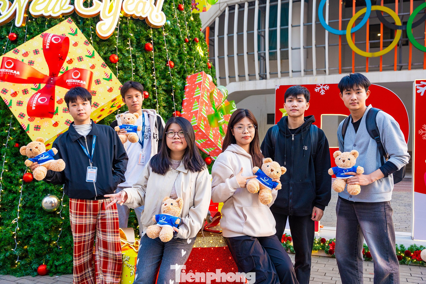 Xếp h&agrave;ng xuy&ecirc;n đ&ecirc;m check-in c&acirc;y th&ocirc;ng Noel cao bằng t&ograve;a nh&agrave; 3 tầng ở H&agrave; Nội- Ảnh 12.