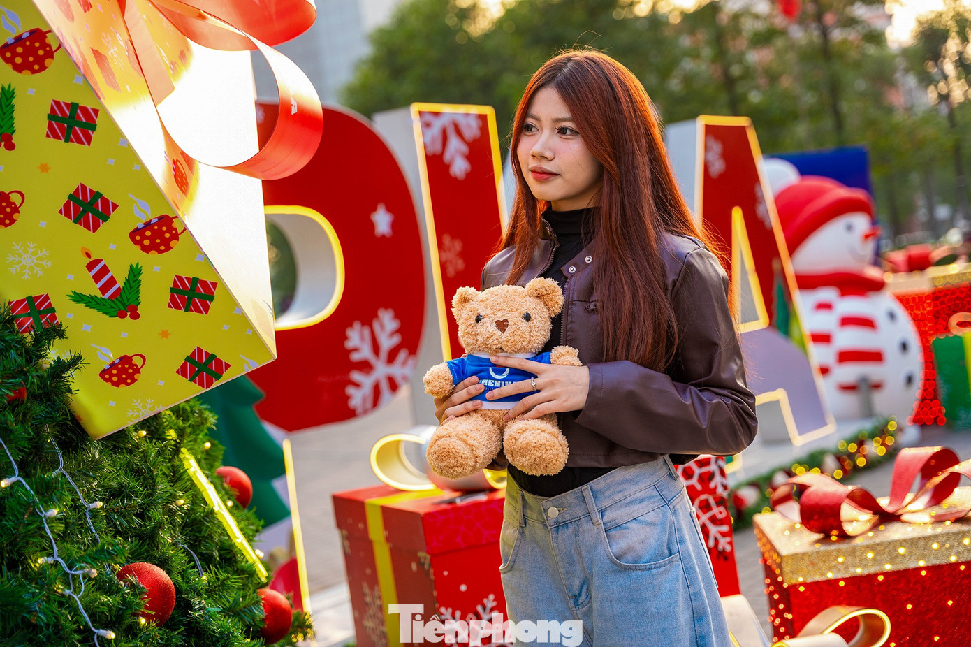 Xếp h&agrave;ng xuy&ecirc;n đ&ecirc;m check-in c&acirc;y th&ocirc;ng Noel cao bằng t&ograve;a nh&agrave; 3 tầng ở H&agrave; Nội- Ảnh 8.
