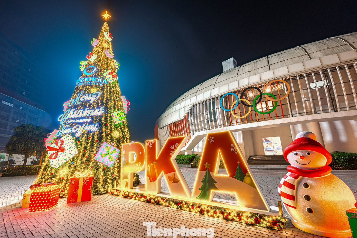 Xếp h&agrave;ng xuy&ecirc;n đ&ecirc;m check-in c&acirc;y th&ocirc;ng Noel cao bằng t&ograve;a nh&agrave; 3 tầng ở H&agrave; Nội- Ảnh 11.