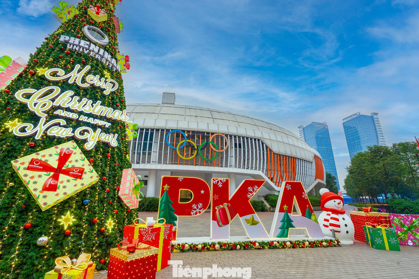 Xếp h&agrave;ng xuy&ecirc;n đ&ecirc;m check-in c&acirc;y th&ocirc;ng Noel cao bằng t&ograve;a nh&agrave; 3 tầng ở H&agrave; Nội- Ảnh 1.