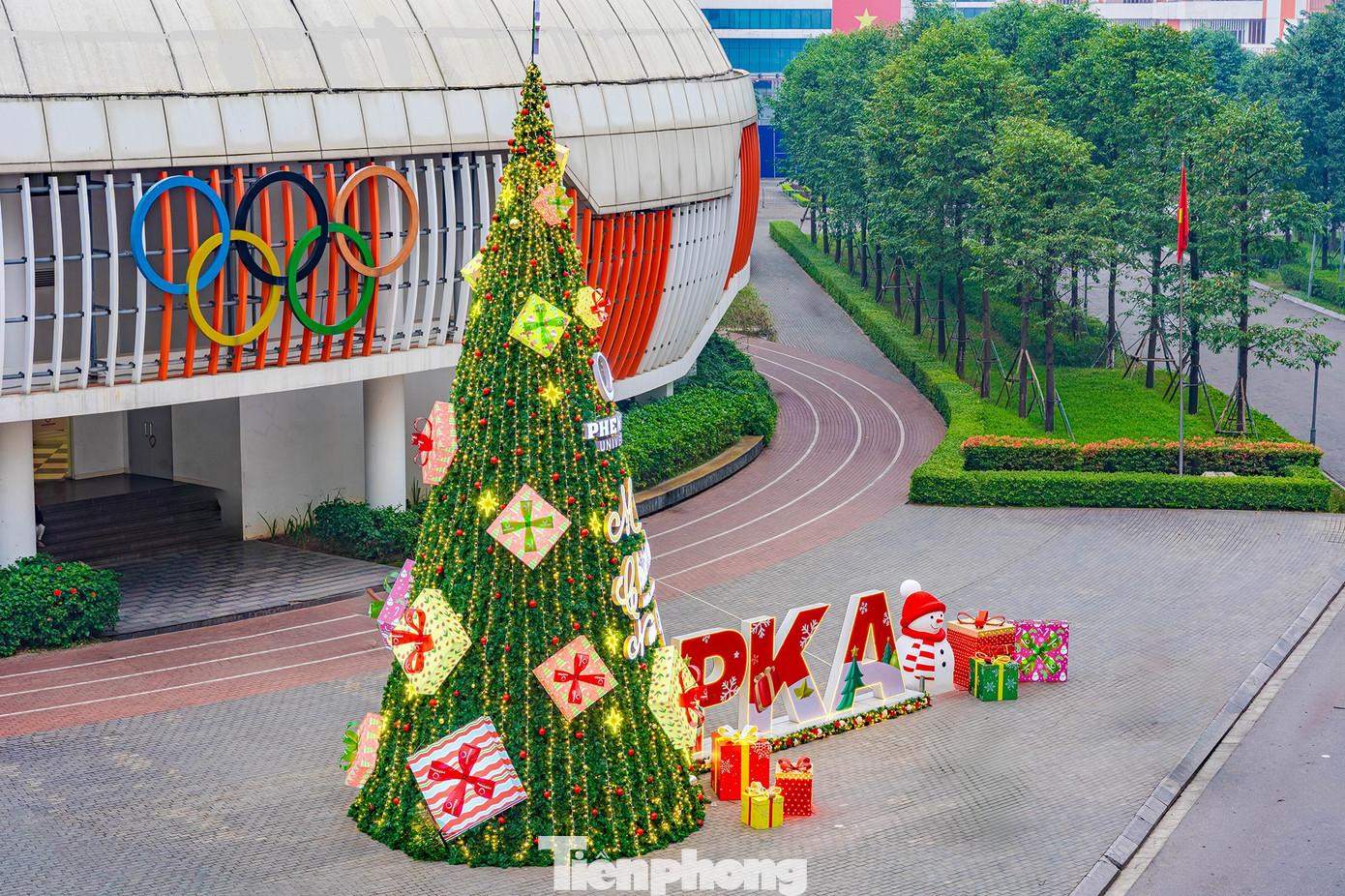 Xếp h&agrave;ng xuy&ecirc;n đ&ecirc;m check-in c&acirc;y th&ocirc;ng Noel cao bằng t&ograve;a nh&agrave; 3 tầng ở H&agrave; Nội- Ảnh 13.