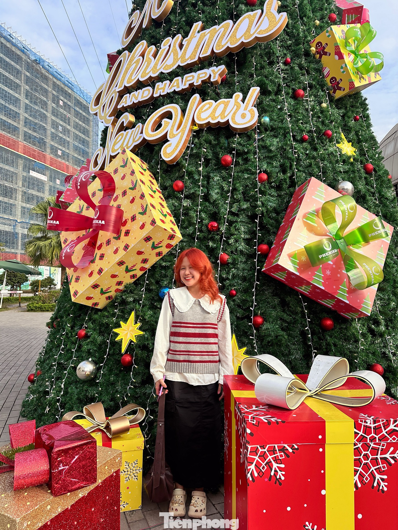 Xếp h&agrave;ng xuy&ecirc;n đ&ecirc;m check-in c&acirc;y th&ocirc;ng Noel cao bằng t&ograve;a nh&agrave; 3 tầng ở H&agrave; Nội- Ảnh 9.