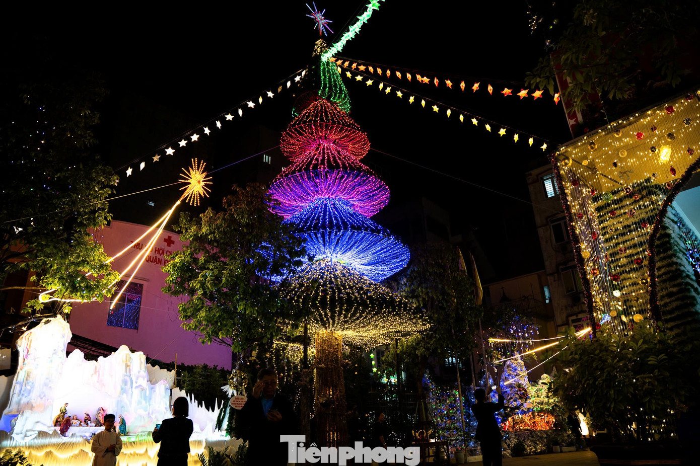 Xếp h&agrave;ng xuy&ecirc;n đ&ecirc;m check-in c&acirc;y th&ocirc;ng Noel cao bằng t&ograve;a nh&agrave; 3 tầng ở H&agrave; Nội- Ảnh 16.