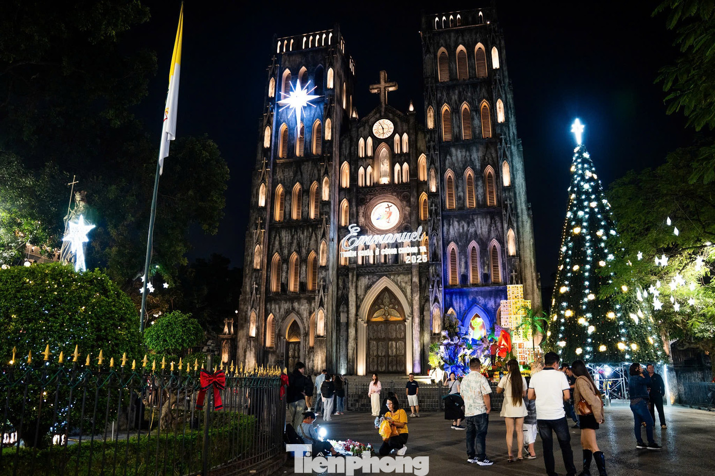 Xếp h&agrave;ng xuy&ecirc;n đ&ecirc;m check-in c&acirc;y th&ocirc;ng Noel cao bằng t&ograve;a nh&agrave; 3 tầng ở H&agrave; Nội- Ảnh 14.