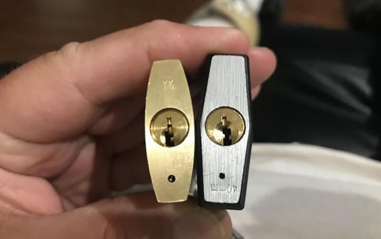 90% người d&ugrave;ng kh&ocirc;ng biết c&ocirc;ng dụng của chiếc lỗ nhỏ tr&ecirc;n ổ kho&aacute;- Ảnh 2.