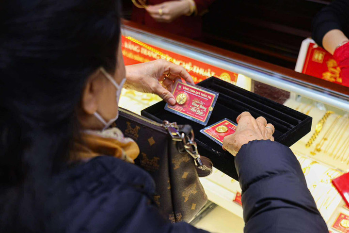 Gi&aacute; v&agrave;ng h&ocirc;m nay 21/12: Trụ vững ở ngưỡng cao- Ảnh 1.