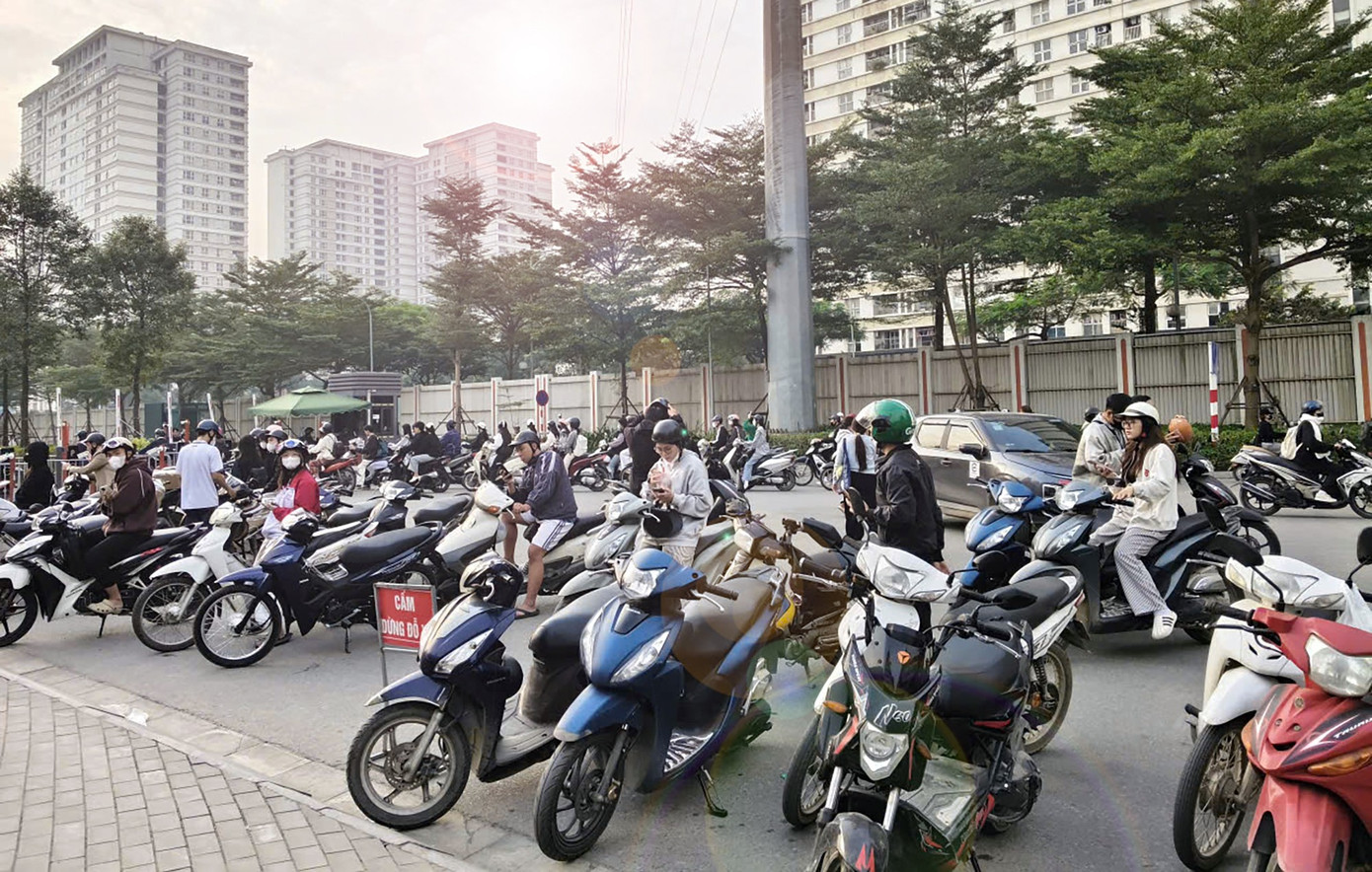 Xếp h&agrave;ng xuy&ecirc;n đ&ecirc;m check-in c&acirc;y th&ocirc;ng Noel cao bằng t&ograve;a nh&agrave; 3 tầng ở H&agrave; Nội- Ảnh 5.