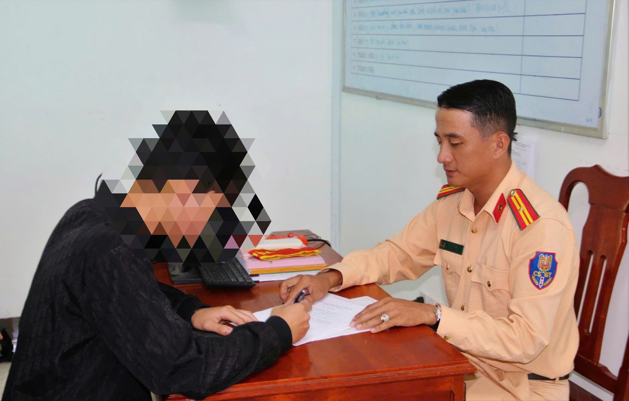 CLIP: Xử phạt thiếu ni&ecirc;n &ldquo;l&agrave;m xiếc&rdquo; khi U22 Việt Nam đoạt huy chương v&agrave;ng tại SEA Games 33- Ảnh 2.